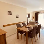 Vista - Shared Pool - 4 Guests - *